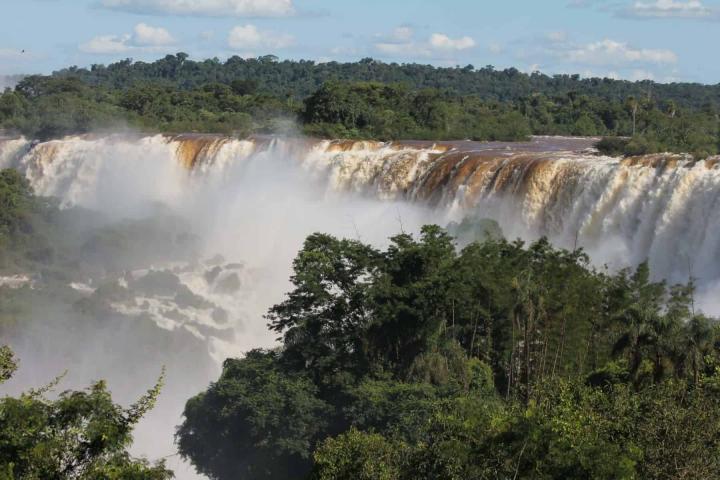 Las cataratas aumentaron fuerte su caudal por lluvias en Brasil