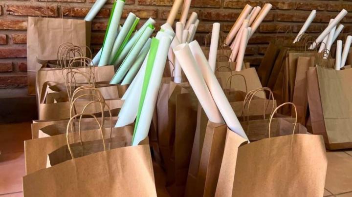 La Brava entrega elementos escolares para los alumnos de la comunidad