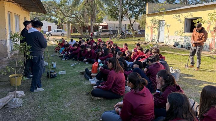 La Municipalidad acompañó la jornada de forestación en el predio del Hogar María de Nazaret
