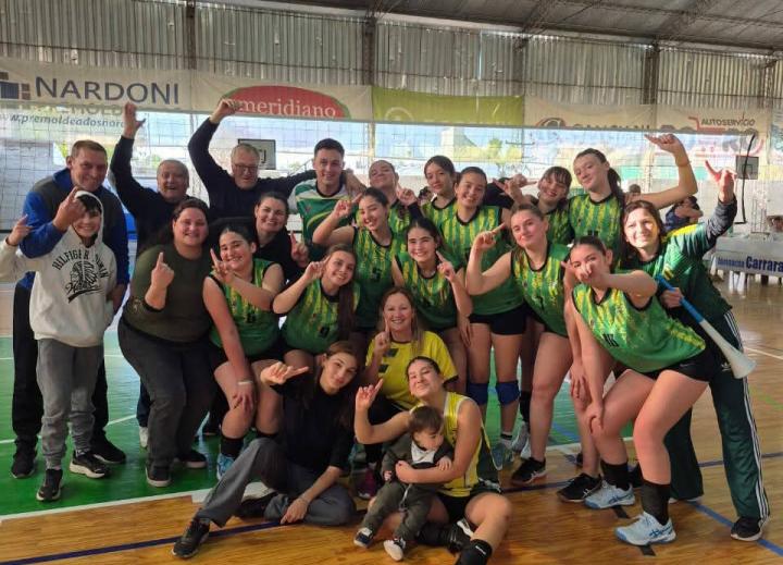 Las chicas de la sub 16 de Huracán son campeonas de Voley 