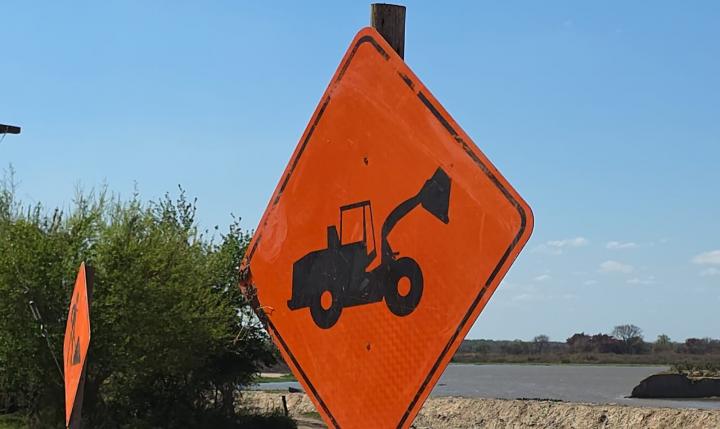 Costanera: el riego y mantenimiento de calles utilizadas, está a cargo de las empresas