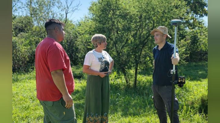 Saladero: plan de nivelado y limpieza de cunetas para el drenaje del pueblo