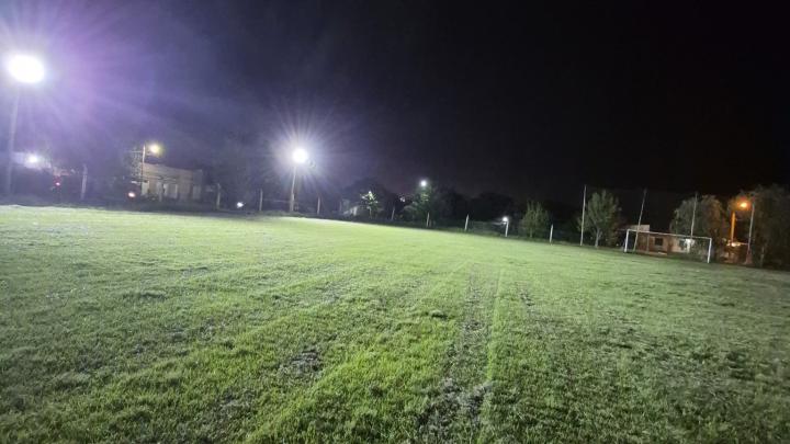 Incorporan nueva iluminación en la cancha de fútbol del Club El Once