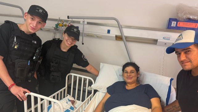 Policía de San Javier ayudó a una mujer que tuvo un bebé en Rosario