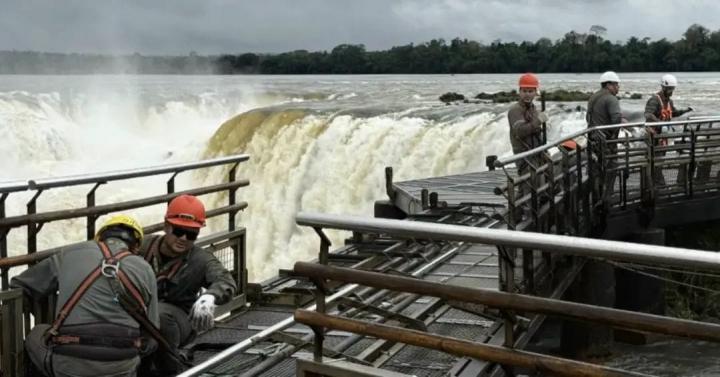 Crecida del río Iguazú: cerraron la