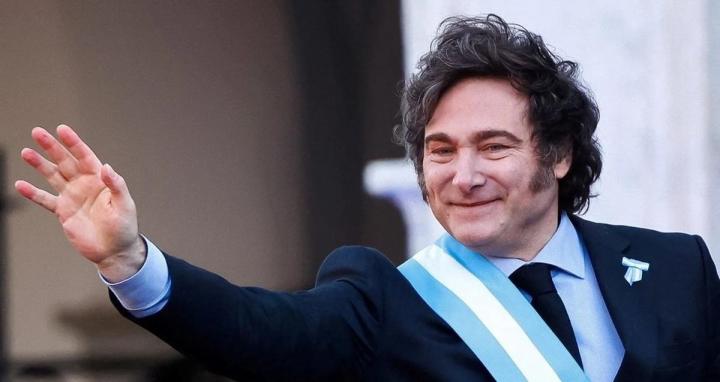 Milei firmó un decreto que permite expulsar a extranjeros por mensajes de odio contra Argentina