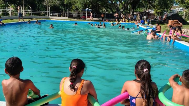 Dolzani entregó tejido perimetral para la pileta del Club Deportivo Alejandra