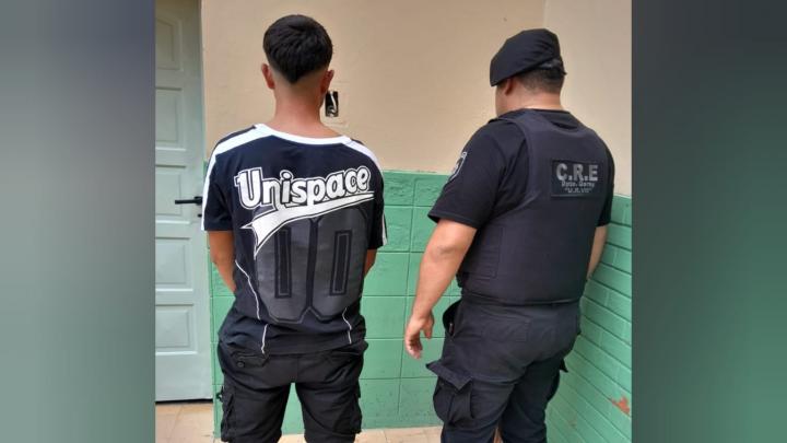 Joven en moto sin patente, huyó y quiso chocar un patrullero 