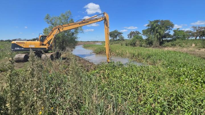 Santa Rosa de Calchines avanza con tareas de limpieza en el Arroyo Calchines para mejorar la navegación