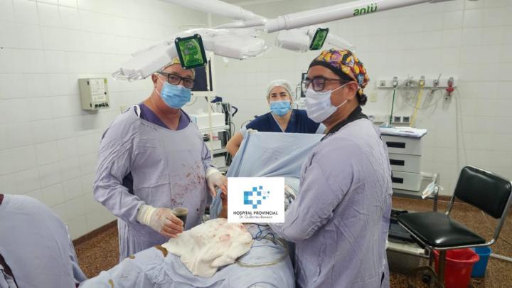 El Hospital Rawson realizó con éxito una compleja cirugía de dermolipectomía y eventroplastia
