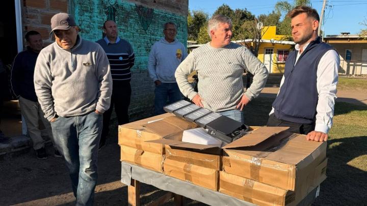 El Senador Dolzani entregó reflectores profesionales al Deportivo del Carmen de Alejandra