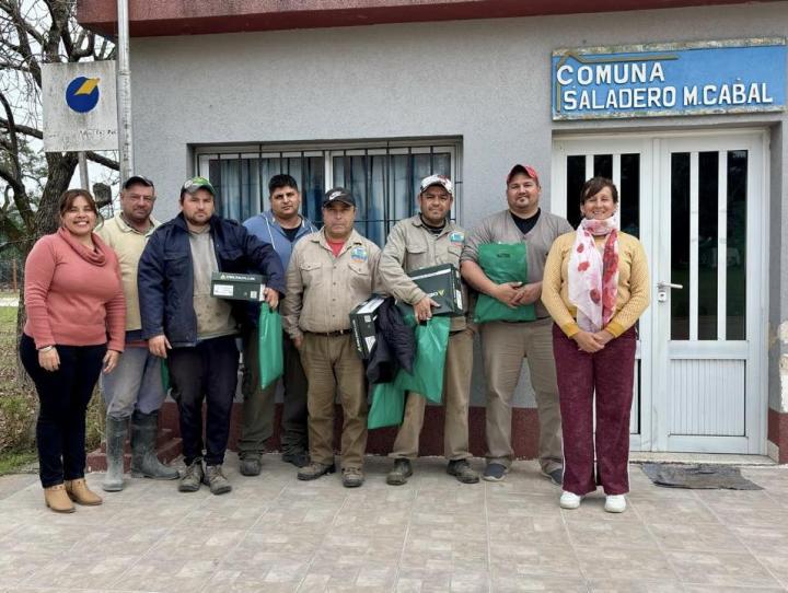 Saladero Cabal entregó nueva indumentaria al personal de planta permanente