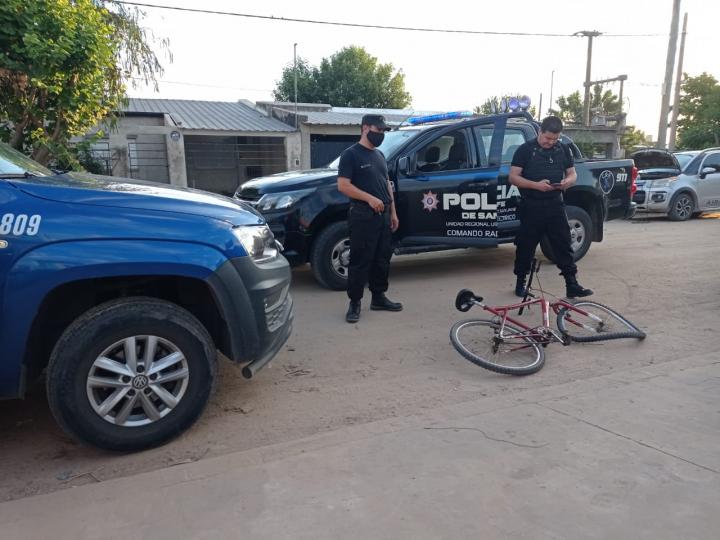 Iban en moto, chocaron una niña que iba en bicicleta y se fueron 
