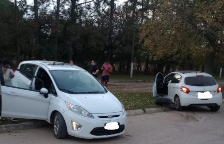 Choque de autos frente al cementerio de San Javier