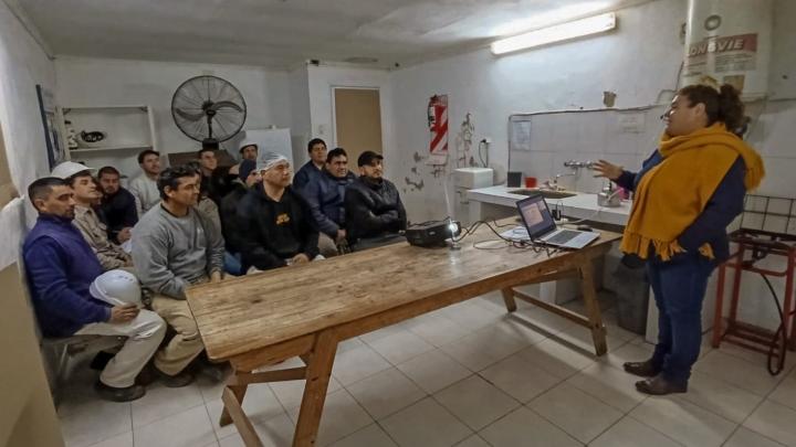 San Javier: La municipalidad capacitó al personal de Tahin S.A. en separación de residuos para fortalecer la gestión ambiental