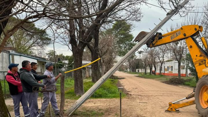 Trabajos preventivos en postes dañados por el temporal en San Javier