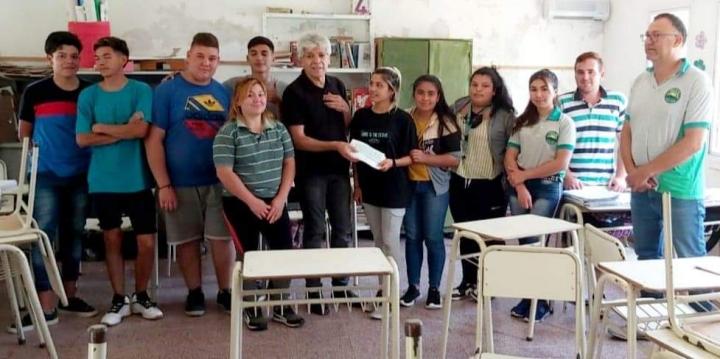 El Senador Baucero visitó la escuela de Colonia Teresa entregó fondos económicos 