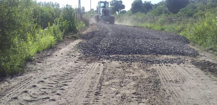 Alejandra: La Comuna empezó la obra de ripiado en Colonia Los Corralitos 