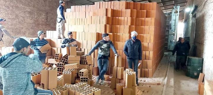 El Senador Baucero visitó una fábrica de ladrillos cerámicos en Colonia Yatay 