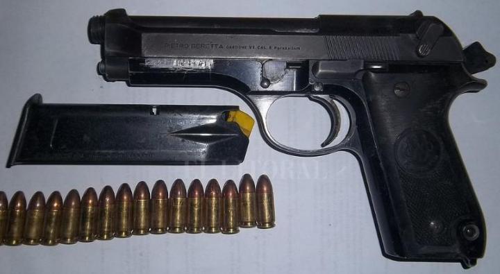 San Javier: Un policía aprehendido, tiros en la madrugada y un arma reglamentaria secuestrada 