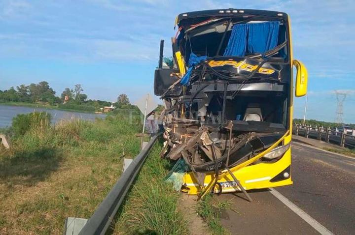 Fuerte choque en la Ruta 168 entre un camión y un colectivo