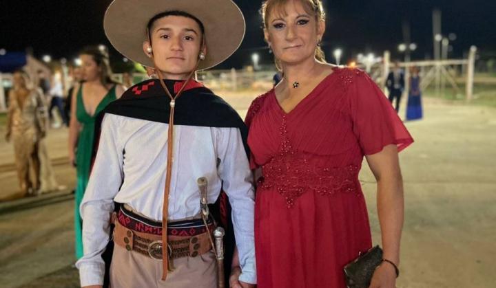 Joven correntino entró a su recepción vestido de gaucho