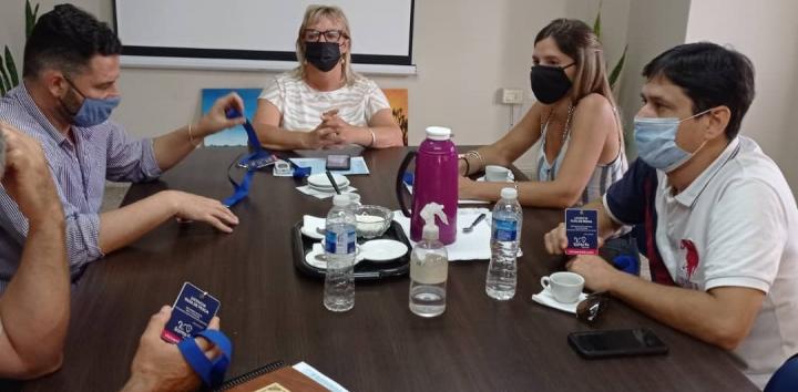 Natalia Galeano recibió al Subsecretario de Turismo de la provincia para entregar carnets de Guías de Pesca 