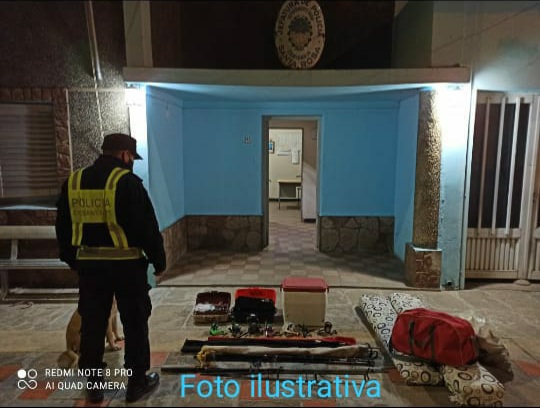 Santa Rosa: estaban de pesca deportiva,  los descubrieron, les secuestraron lancha y otros elementos 