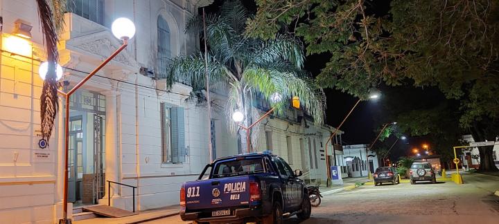 Nuevas columnas y farolas para hermosear el frente del Palacio de Jefatura de Policía 