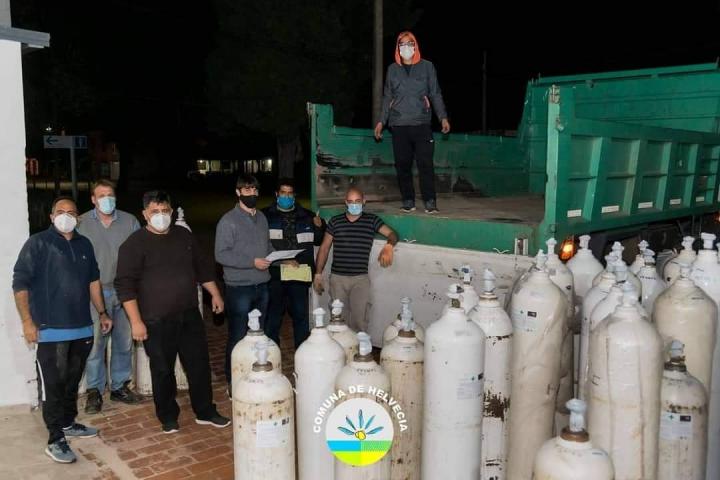 Un transporte de la comuna de Helvecia trajo tubos de oxígeno para el hospital 