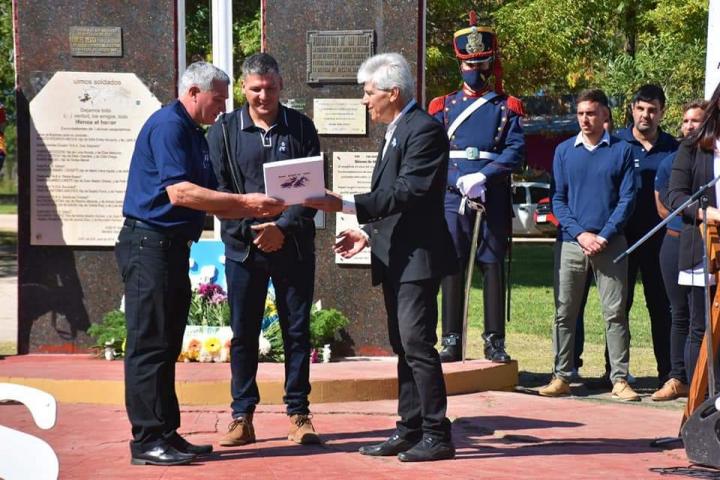 El Senador y el Concejal Lali Baucero junto a los Héroes de Malvinas
