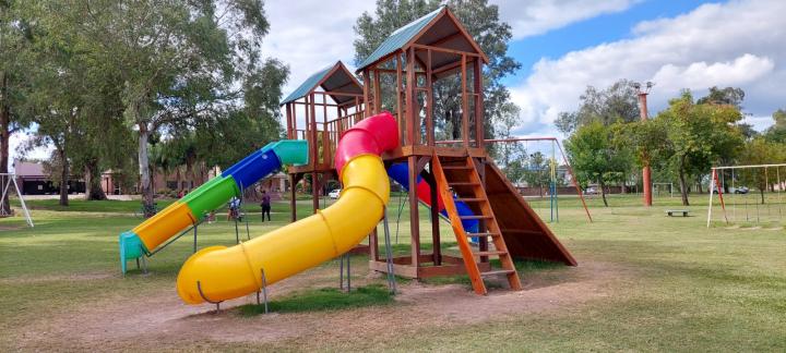 El Municipio colocó nuevos juegos en el Parque 