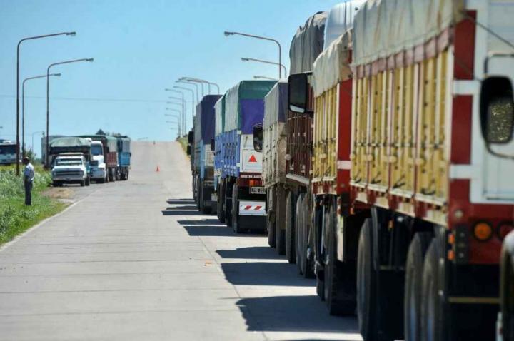 Transportistas acordaron un aumento en la tarifa de fletes y levantaron el paro