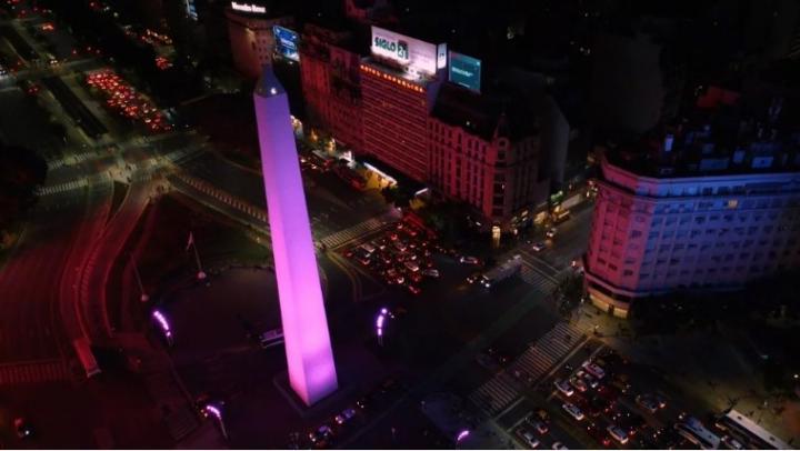 El Obelisco, de Violeta por la clasificación del equipo gamer 