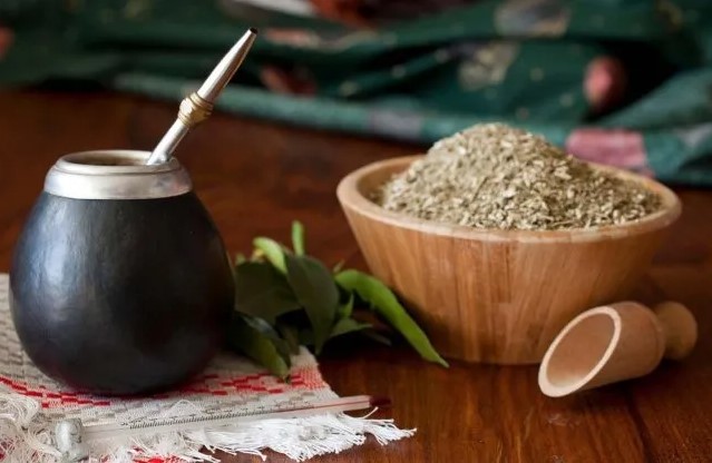 Universidades consideran que cesa el mate compartido después del coronavirus