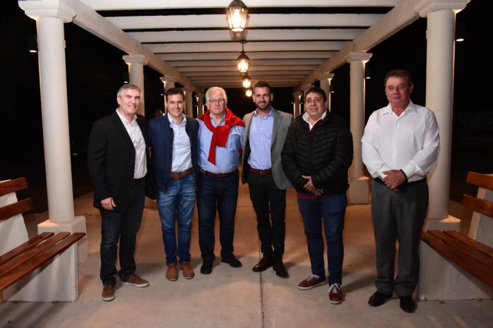 Alejandra inauguró una pérgola y paseo urbano a metros de la plaza central 