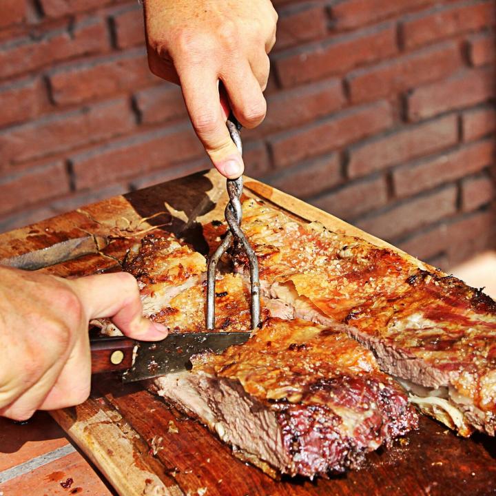 Denunció a sus vecinos porque comen asado todos los días