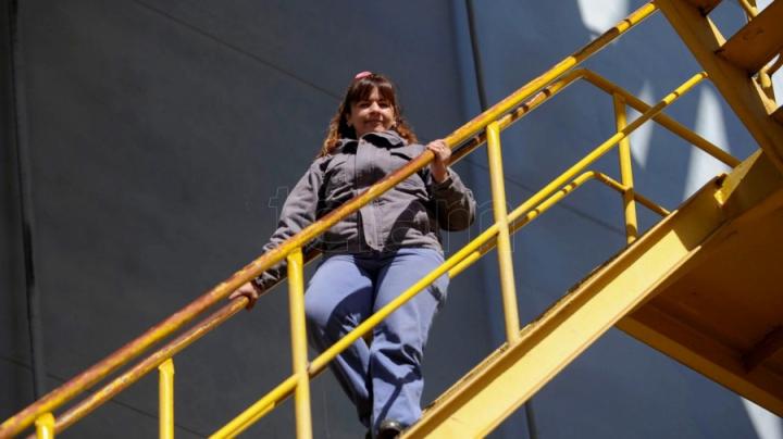 Soldadoras, electricistas y operadoras de grúas construyen espacios laborales inclusivos