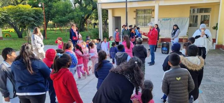 El Senador José Baucero visitó y comprometió aportes para la escuela de Colonia Francesa