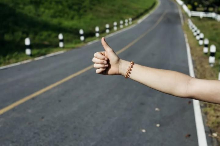 Frenó para ayudar a una familia que hacía dedo en la ruta y le robaron todo
