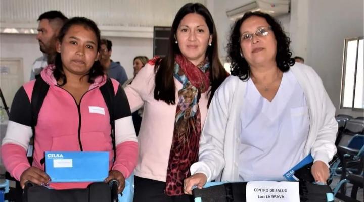 Una niña de La Brava recibió una silla postural departe de CILSA