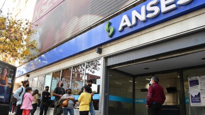 La próxima semana comienza el cobro de $18.000 para 7,5 millones de beneficiarios