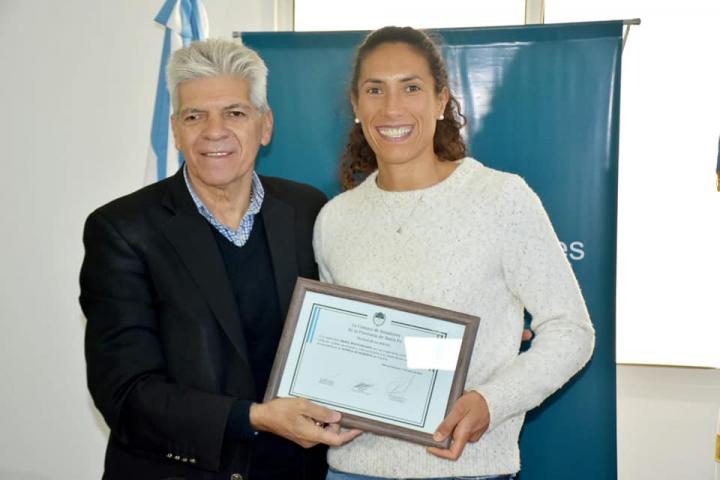 El Senador y el concejal Eduardo Baucero homenajearon a Maira Westergaard