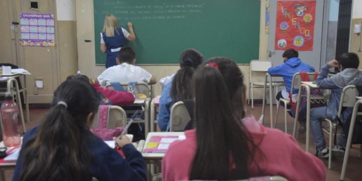 Estudio: Los estudiantes de familias con mayores ingresos tienen mejores trayectorias escolares