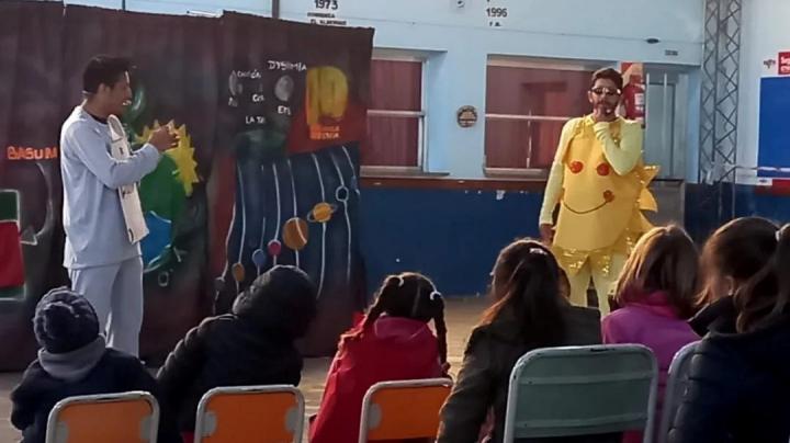 La Brava: Grupo teatral “Haciendo la Diferencia” llevó a cabo una propuesta cultural en las escuelas locales