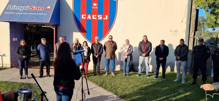 La Intendente a cargo y el Senador Baucero fueron a saludar al Club Central por su cumpleaños
