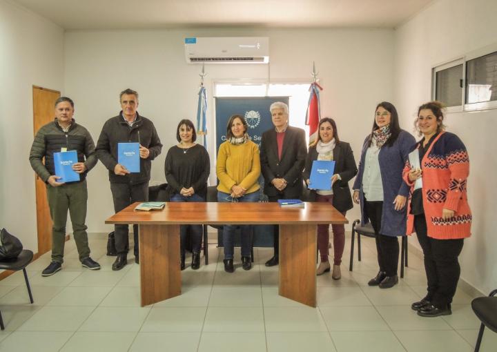 San Javier: Maribel González firmó convenios con provincia para aportes a equipo social de niñez 
