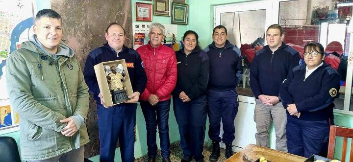 Senador José Baucero y Concejal Eduardo Baucero visitaron el cuartel de Bomberos en su día