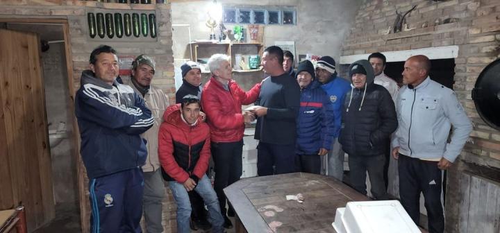 EL Senador Baucero hizo entrega de una aporte a arbitros de la liga sanjavierina