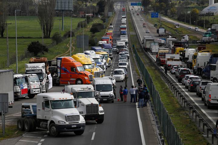 Camioneros amenazan con un paro ante la falta de combustible